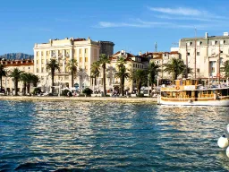 Rantakatu Splitissä – tunnettu Riva-promenadina