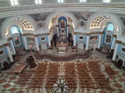 Mosta Domen sisätila, yksi Maltan vaikuttavimmista kirkoista ja maailman suurimmista kupoleista Mosta Domen sisätila, yksi Maltan vaikuttavimmista kirkoista ja maailman suurimmista kupoleista