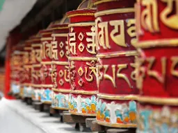 Rukousmylly, jota pyöritetään myötäpäivään rukoillessa