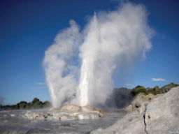 Pōhutu-geysir sijaitsee Rotoruan geotermisellä alueella