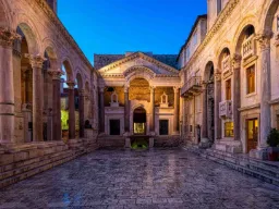 Diocletianuksen palatsi Splitissä – upea roomalainen rakennus vuodelta 300, jossa historia ja nykyaika kohtaavat kaupungin sydämessä