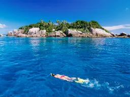 Asuurinsininen meri kätkee värikkäitä koralleja – täydellistä snorklaukseen