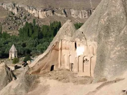 Kallioon hakattu historiallinen luolakirkko Kappadokiassa Kallioon hakattu historiallinen luolakirkko Kappadokiassa