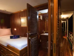 Hytti kylpyhuoneella ja wc:llä Hytti kylpyhuoneella ja wc:llä