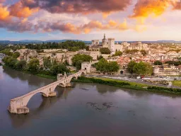 Pont Saint-Bénézet (tunnetaan myös nimellä Pont d’Avignon) Rhône-joen yli Avignon taustalla
