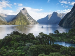 Milford Sound Fiordlandin kansallispuistossa, taustalla Mitre Peak
