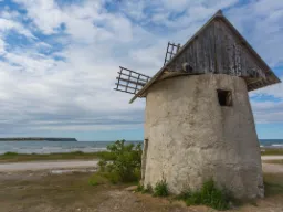 Perinteinen tuulimylly Gotlannissa Perinteinen tuulimylly Gotlannissa