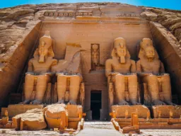 Abu Simbelin suuri temppeli – neljä istuvaa Ramses II:n patsasta