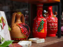 Värikkäitä kannuja