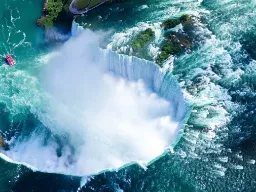 Ilmakuva kiehtovasta vesiputouksesta – huomaa turistivene!