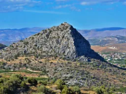 Larisakukkula lähellä Argosta, jonka huipulla on pieni kirkko