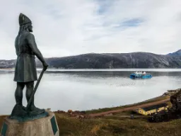 Leif Erikssonin patsas Qassiarsukissa Etelä-Grönlannissa, missä Erik Punainen asettui