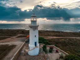 Paphoksen majakka on noin 20 metriä korkea Paphoksen majakka on noin 20 metriä korkea