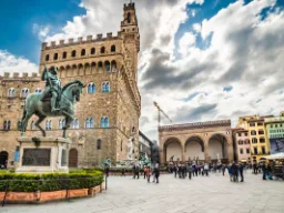 Piazza della Signoria ratsastajapatsaineen ja Palazzo Vecchion kanssa Piazza della Signoria ratsastajapatsaineen ja Palazzo Vecchion kanssa