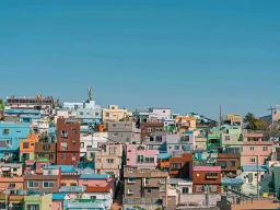 Gamcheon Culture Village Busanissa – värikäs kukkulakaupunginosa, tunnettu taiteesta, seinämaalauksista ja kapeista kujista