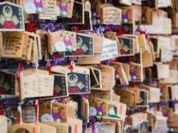 Rukouksia Ueno-puiston pyhäkössä, Tokio