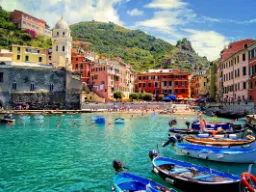 Vernazza Cinque Terressä veneineen ja värikkäine taloineen Vernazza Cinque Terressä veneineen ja värikkäine taloineen