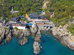 Haedong Yonggungsa-temppeli Busanissa – rakennettu kallioille meren äärellä