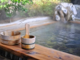 Onsen – perinteinen japanilainen kuuma lähdekylpy rentoutumiseen ja hyvinvointiin