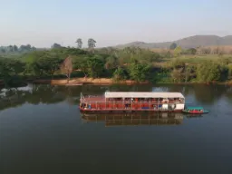 Laiva lipuu hiljaa Laiva lipuu hiljaa