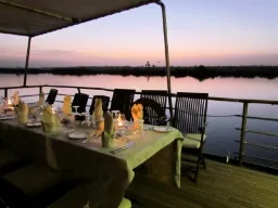 Pöytä on katettu illalliselle peräkannella