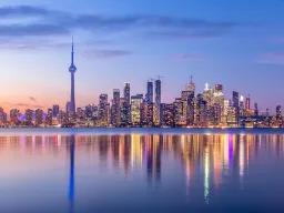 Toronton siluetti auringonnousun aikaan