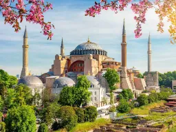 Hagia Sofia Istanbulissa – ikoninen rakennus, joka on toiminut kirkkona, moskeijana ja museona historian aikana Hagia Sofia Istanbulissa – ikoninen rakennus, joka on toiminut kirkkona, moskeijana ja museona historian aikana