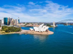 Ilmakuva Sydneystä satamasillan, oopperatalon ja kaupunkisiluetin kanssa Ilmakuva Sydneystä satamasillan, oopperatalon ja kaupunkisiluetin kanssa