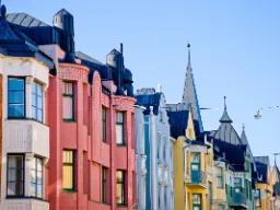 Värikkäät talojen julkisivut Helsingissä