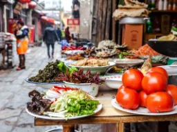 Tuoreita raaka-aineita katukojusta Kiinassa Tuoreita raaka-aineita katukojusta Kiinassa