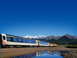 TranzAlpine-junassa on suuret panoraamaikkunat ja avoin näköalavaunu valokuvausta varten.