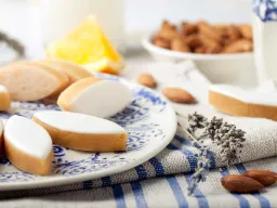 Klassiset calissons d’Aix – erikoisuus, joka on valmistettu manteleista, sokeroiduista hedelmistä (erityisesti melonista ja appelsiininkuoresta), päällystetty ohuella sokerikuorrutteella