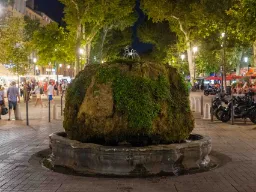 Tunnettu ”Fontaine d’Eau Chaude” -suihkulähde Cours Mirabeaulla Aix-en-Provencessa, 18° lämmintä vettä