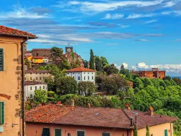 Montecatini Alto historiallisine taloineen ja vehreine ympäristöineen Montecatini Alto historiallisine taloineen ja vehreine ympäristöineen