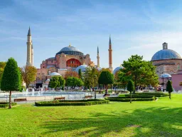 Hagia Sofia – Istanbulin ajaton ikoni, jossa itä ja länsi, kristinusko ja islam kohtaavat saman kupolin alla