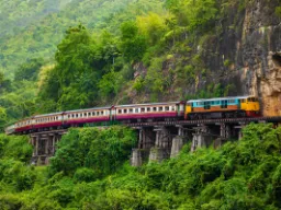 Juna kiemurtelee vuorenrinnettä pitkin joen Kwai yllä