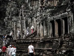 Vaikuttava sisäänkäynti Angkor Watiin Vaikuttava sisäänkäynti Angkor Watiin