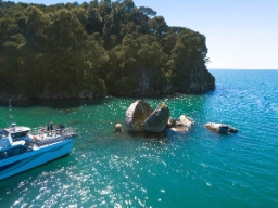 Split Apple Rock, joka sijaitsee Tasman Bayn rannikolla