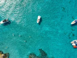 Auringonpaistetta ja turkoosinsinistä vettä Auringonpaistetta ja turkoosinsinistä vettä