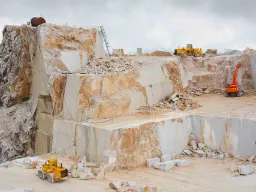 Carraran marmorialue suurten kivipaasien ja työkoneiden kanssa Carraran marmorialue suurten kivipaasien ja työkoneiden kanssa