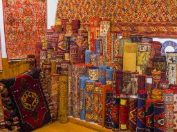 Perinteisiä, värikkäitä turkkilaisia mattoja ja kelimejä Perinteisiä, värikkäitä turkkilaisia mattoja ja kelimejä