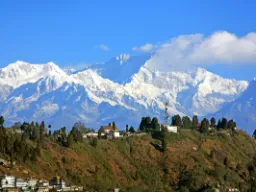 Darjeeling, taustalla noin 8 600 m korkeat lumihuippuiset Kangchenjunga-vuoret