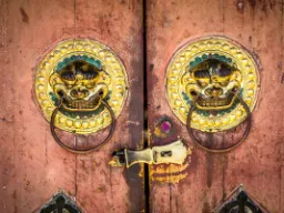 Koristeelliset leijonanpää-ovenkahvat – perinteinen suojelun symboli kiinalaisessa ja mongolialaisessa arkkitehtuurissa Koristeelliset leijonanpää-ovenkahvat – perinteinen suojelun symboli kiinalaisessa ja mongolialaisessa arkkitehtuurissa