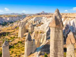 Fairy chimneys Kappadokiassa lähellä Göremeä, Turkki – ainutlaatuinen maisema, jonka tuuli ja vesi ovat muovanneet tuhansien vuosien aikana Fairy chimneys Kappadokiassa lähellä Göremeä, Turkki – ainutlaatuinen maisema, jonka tuuli ja vesi ovat muovanneet tuhansien vuosien aikana
