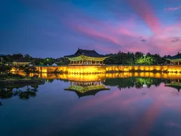 Donggung-palatsi ja Wolji-lampi Gyeongjussa peilautuvat kauniisti auringonlaskussa