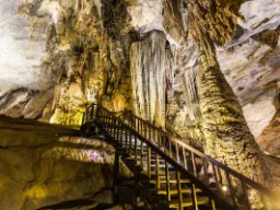 Taianomainen Paradise-luola Dong Hoissa Taianomainen Paradise-luola Dong Hoissa