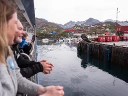 Ocean Albatros saapuu laituriin