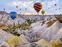 Kuumailmapallot leijuvat Kappadokian ainutlaatuisten kalliomuodostelmien yllä Kuumailmapallot leijuvat Kappadokian ainutlaatuisten kalliomuodostelmien yllä
