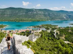 Ston Pelješacin niemimaalla Kroatiassa – tunnettu vaikuttavista keskiaikaisista muureistaan, usein kutsuttu ”Euroopan Kiinan muuriksi”