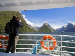 Milford Sound, nähtynä laivan kannelta, taustalla tunnusomainen Mitre Peak -vuori